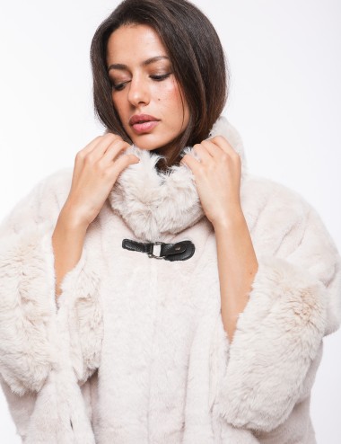 Cette image contient cape chez Joliesse. à 279,99 TND en Tunisie. L'hexa de l'arrière plan est #E7E7E7