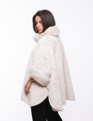 Cette image contient cape chez Joliesse. à 279,99 TND en Tunisie. L'hexa de l'arrière plan est #E7E7E7