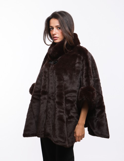 Cette image contient cape chez Joliesse. à 279,99 TND en Tunisie. L'hexa de l'arrière plan est #E7E7E7