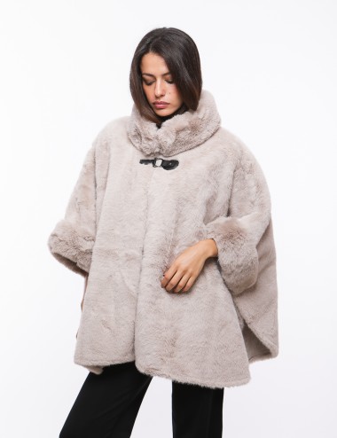 Cette image contient cape chez Joliesse. à 279,99 TND en Tunisie. L'hexa de l'arrière plan est #E7E7E7