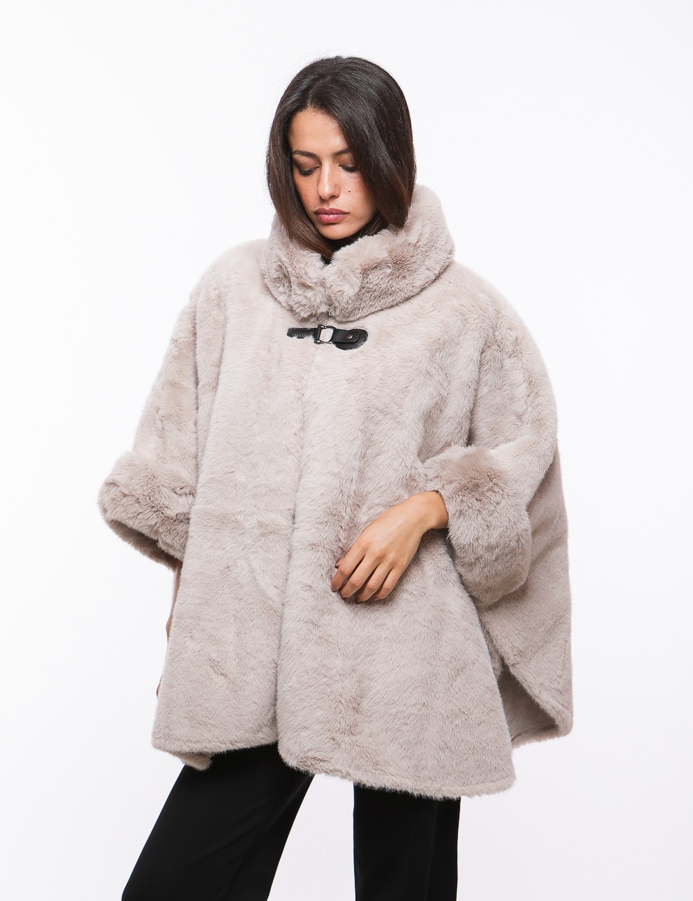 Cette image contient cape chez Joliesse. à 279,99 TND en Tunisie. L'hexa de l'arrière plan est #E7E7E7