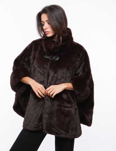 Cette image contient cape chez Joliesse. à 279,99 TND en Tunisie. L'hexa de l'arrière plan est #E7E7E7