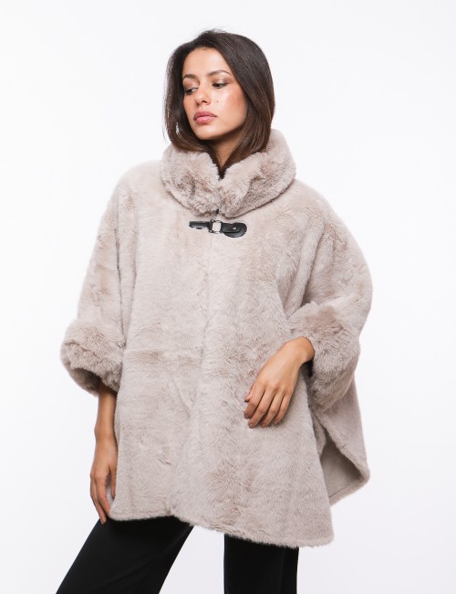 Cette image contient cape chez Joliesse. à 279,99 TND en Tunisie. L'hexa de l'arrière plan est #E7E7E7