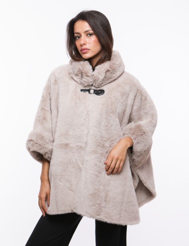 Cette image contient Poncho Fourrure avec fermeture à boucle chez Joliesse. à 279,99 TND en Tunisie. L'hexa de l'arrière plan es