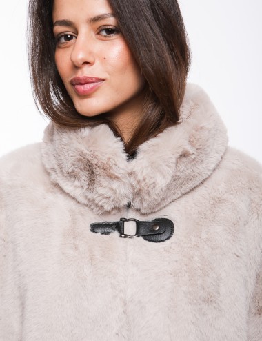 Cette image contient Poncho Fourrure avec fermeture à boucle chez Joliesse. à 279,99 TND en Tunisie. L'hexa de l'arrière plan es