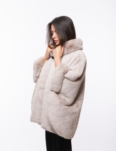 Cette image contient Poncho Fourrure avec fermeture à boucle chez Joliesse. à 279,99 TND en Tunisie. L'hexa de l'arrière plan es