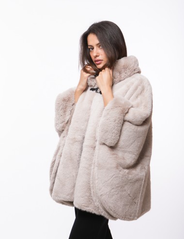 Cette image contient Poncho Fourrure avec fermeture à boucle chez Joliesse. à 279,99 TND en Tunisie. L'hexa de l'arrière plan es