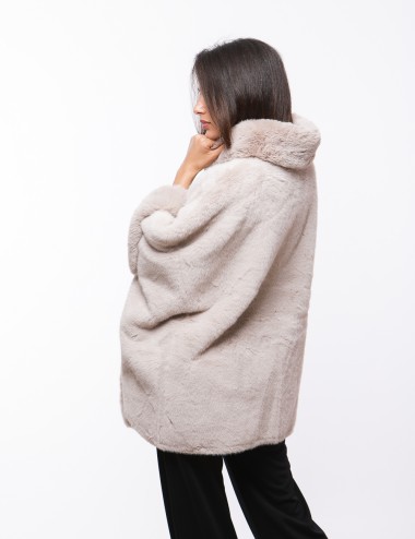 Cette image contient Poncho Fourrure avec fermeture à boucle chez Joliesse. à 279,99 TND en Tunisie. L'hexa de l'arrière plan es