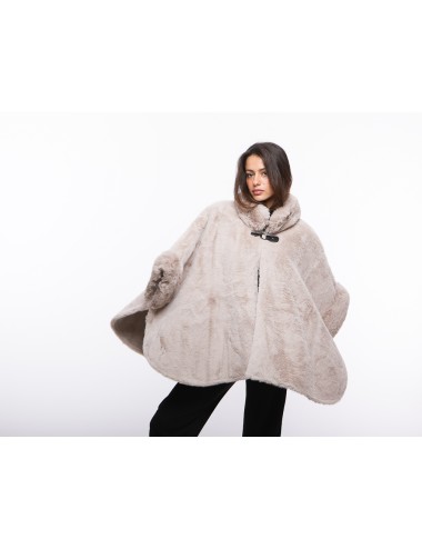 Cette image contient Poncho Fourrure avec fermeture à boucle chez Joliesse. à 279,99 TND en Tunisie. L'hexa de l'arrière plan es