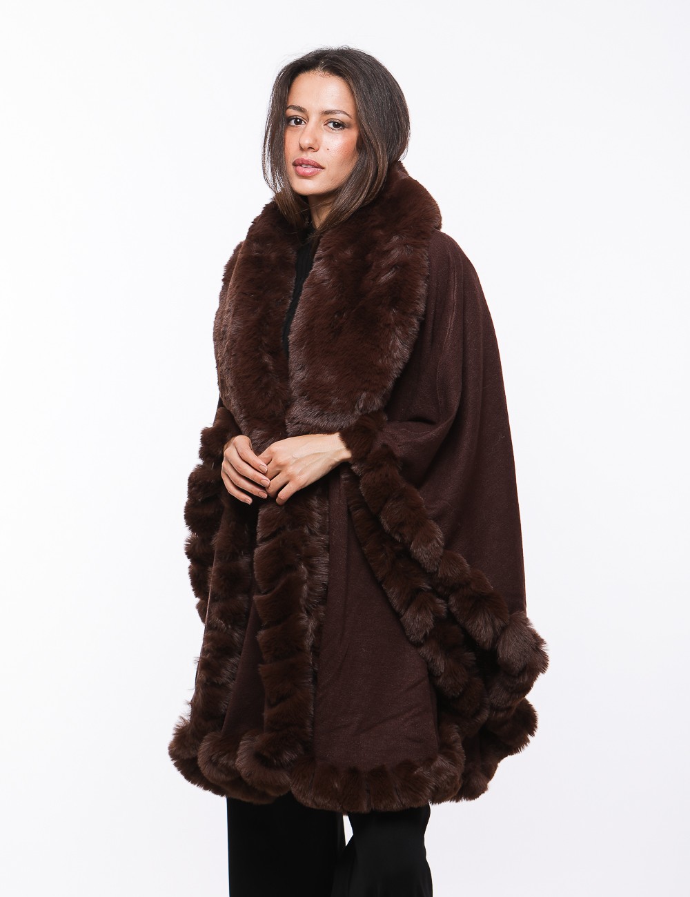 Cette image contient cape chez Joliesse. à 289,99 TND en Tunisie. L'hexa de l'arrière plan est #E7E7E7