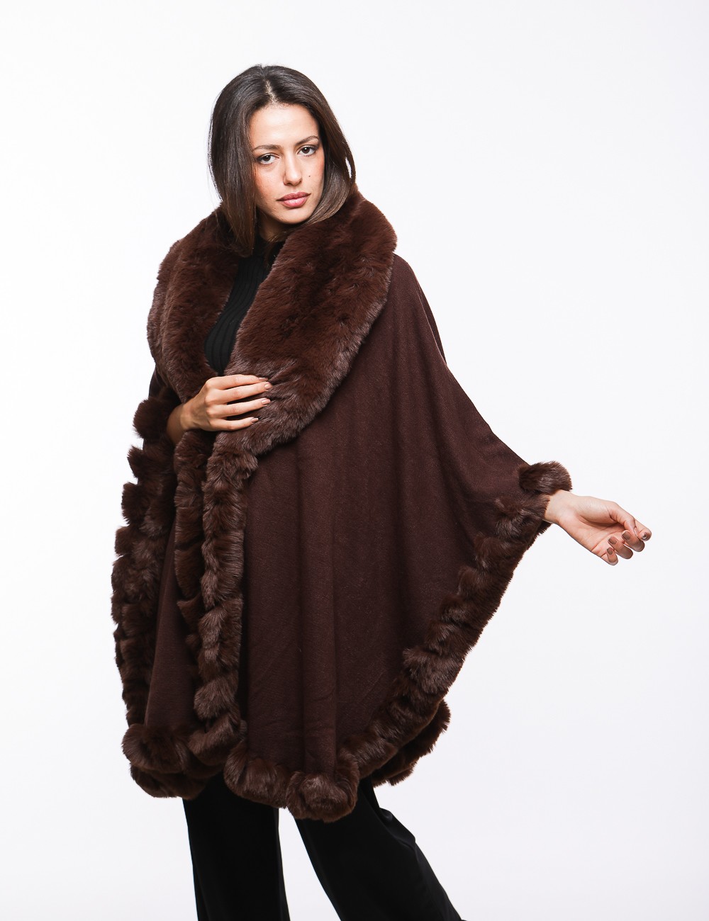 Cette image contient cape chez Joliesse. à 289,99 TND en Tunisie. L'hexa de l'arrière plan est #E7E7E7