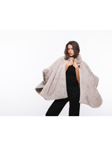 Cette image contient Poncho Fourrure avec fermeture à boucle chez Joliesse. à 279,99 TND en Tunisie. L'hexa de l'arrière plan es