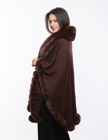 Cette image contient cape chez Joliesse. à 289,99 TND en Tunisie. L'hexa de l'arrière plan est #E7E7E7