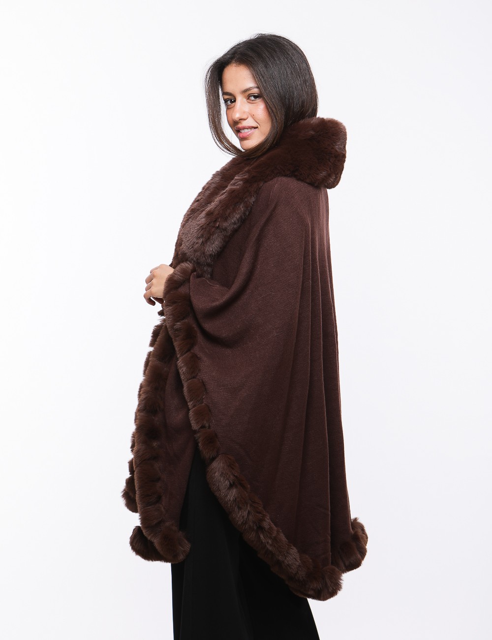 Cette image contient cape chez Joliesse. à 289,99 TND en Tunisie. L'hexa de l'arrière plan est #E7E7E7