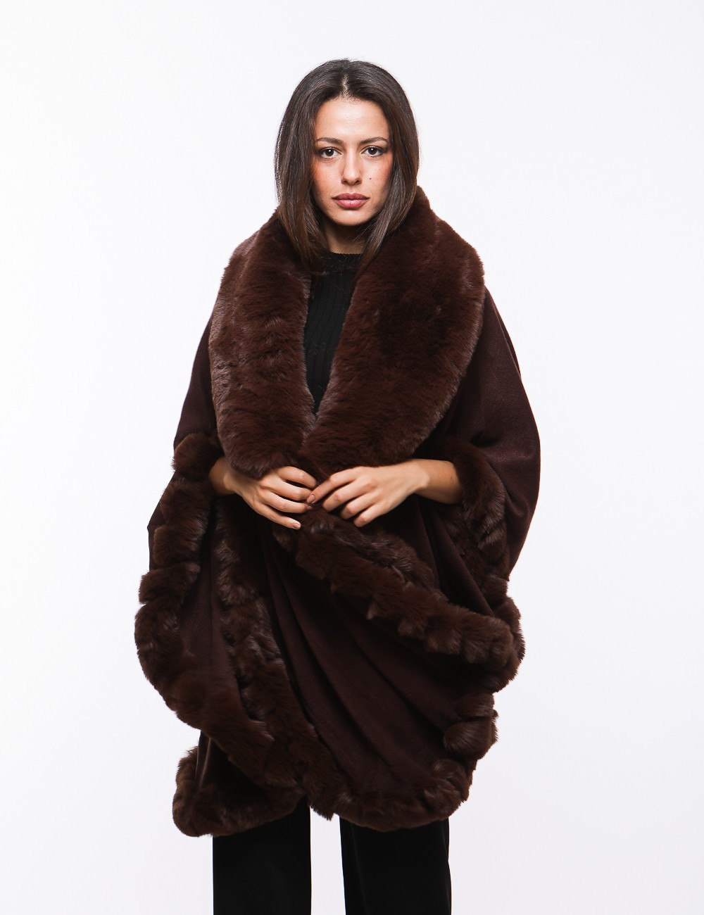 Cette image contient cape chez Joliesse. à 289,99 TND en Tunisie. L'hexa de l'arrière plan est #E7E7E7