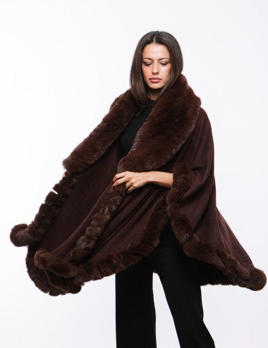 Cette image contient cape chez Joliesse. à 289,99 TND en Tunisie. L'hexa de l'arrière plan est #E7E7E7