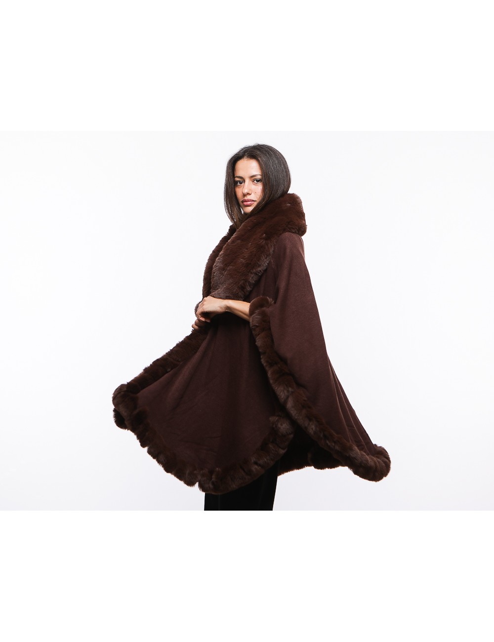 Cette image contient cape chez Joliesse. à 289,99 TND en Tunisie. L'hexa de l'arrière plan est #E7E7E7