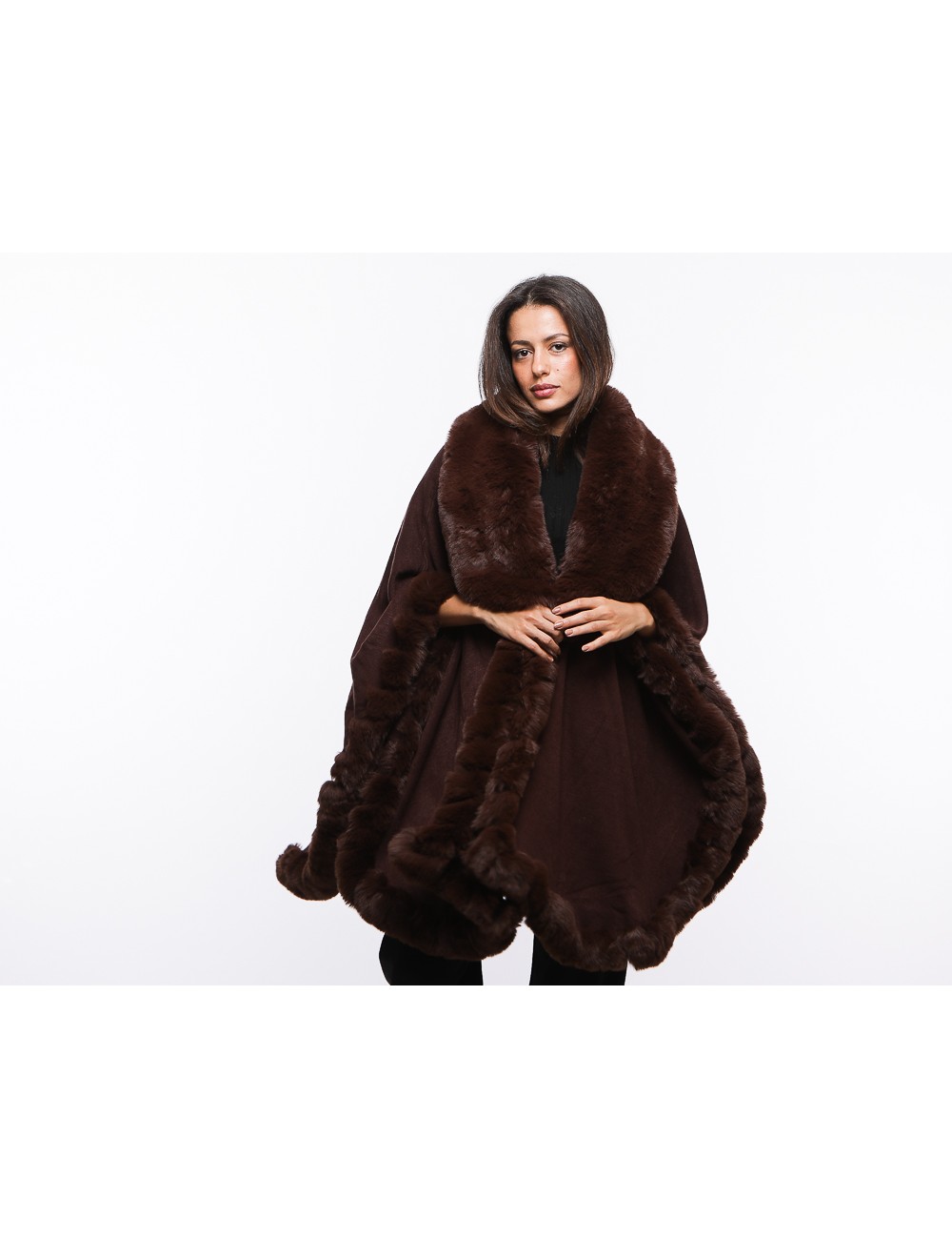 Cette image contient cape chez Joliesse. à 289,99 TND en Tunisie. L'hexa de l'arrière plan est #E7E7E7