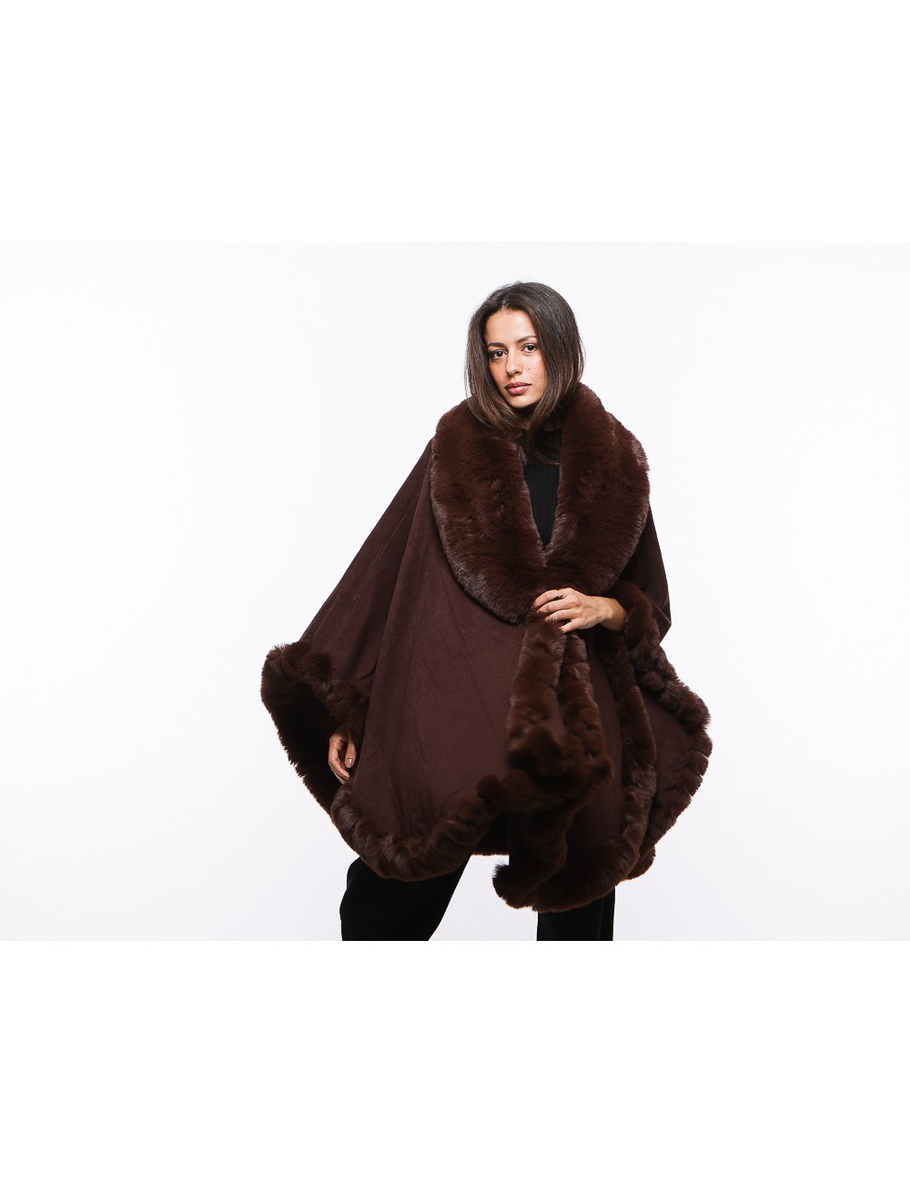 Cette image contient cape chez Joliesse. à 289,99 TND en Tunisie. L'hexa de l'arrière plan est #E7E7E7