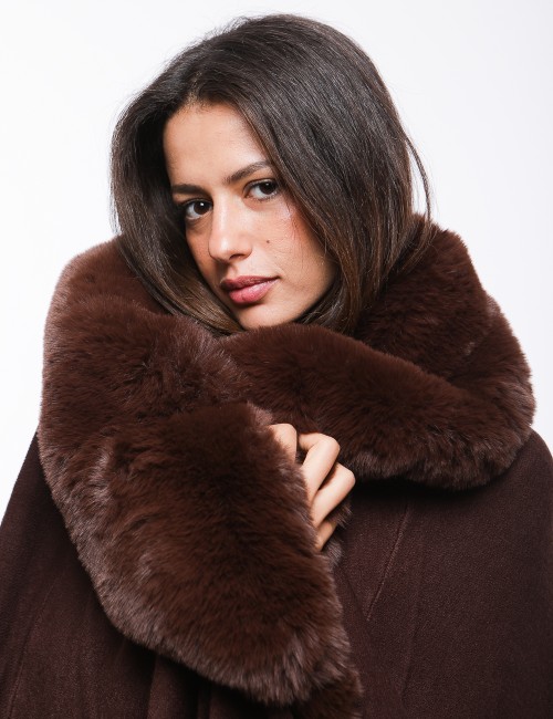 Cette image contient cape chez Joliesse. à 289,99 TND en Tunisie. L'hexa de l'arrière plan est #E7E7E7