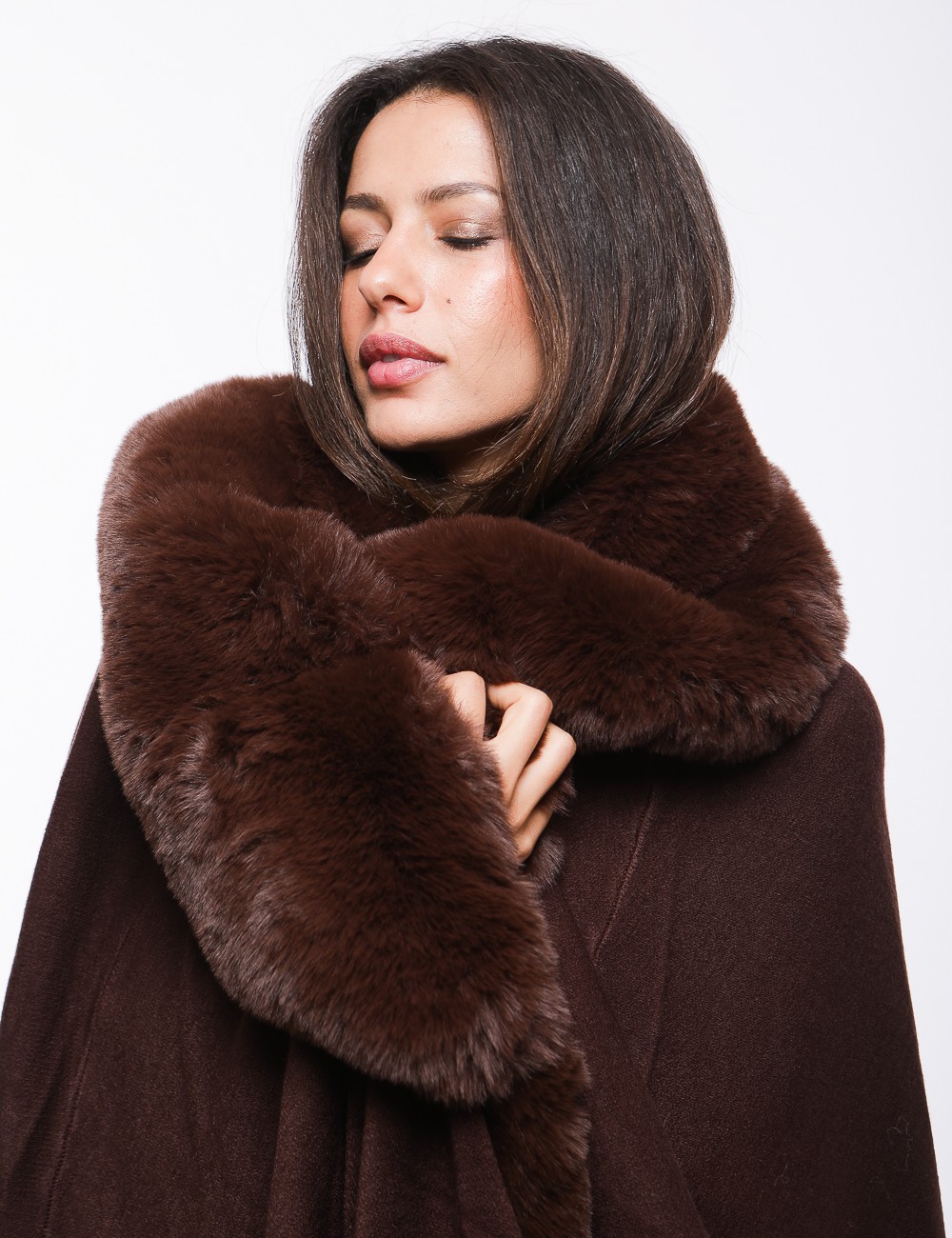 Cette image contient cape chez Joliesse. à 289,99 TND en Tunisie. L'hexa de l'arrière plan est #E7E7E7