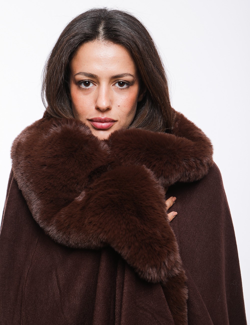 Cette image contient cape chez Joliesse. à 289,99 TND en Tunisie. L'hexa de l'arrière plan est #E7E7E7