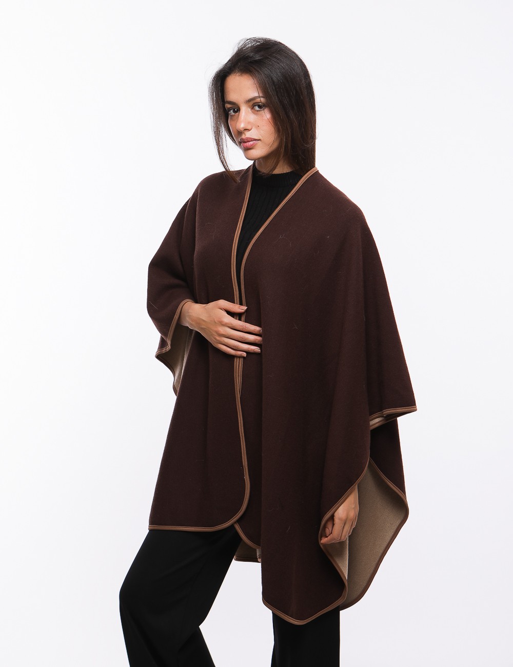 Cette image contient cape chez Joliesse. à 179,99 TND en Tunisie. L'hexa de l'arrière plan est #E7E7E7