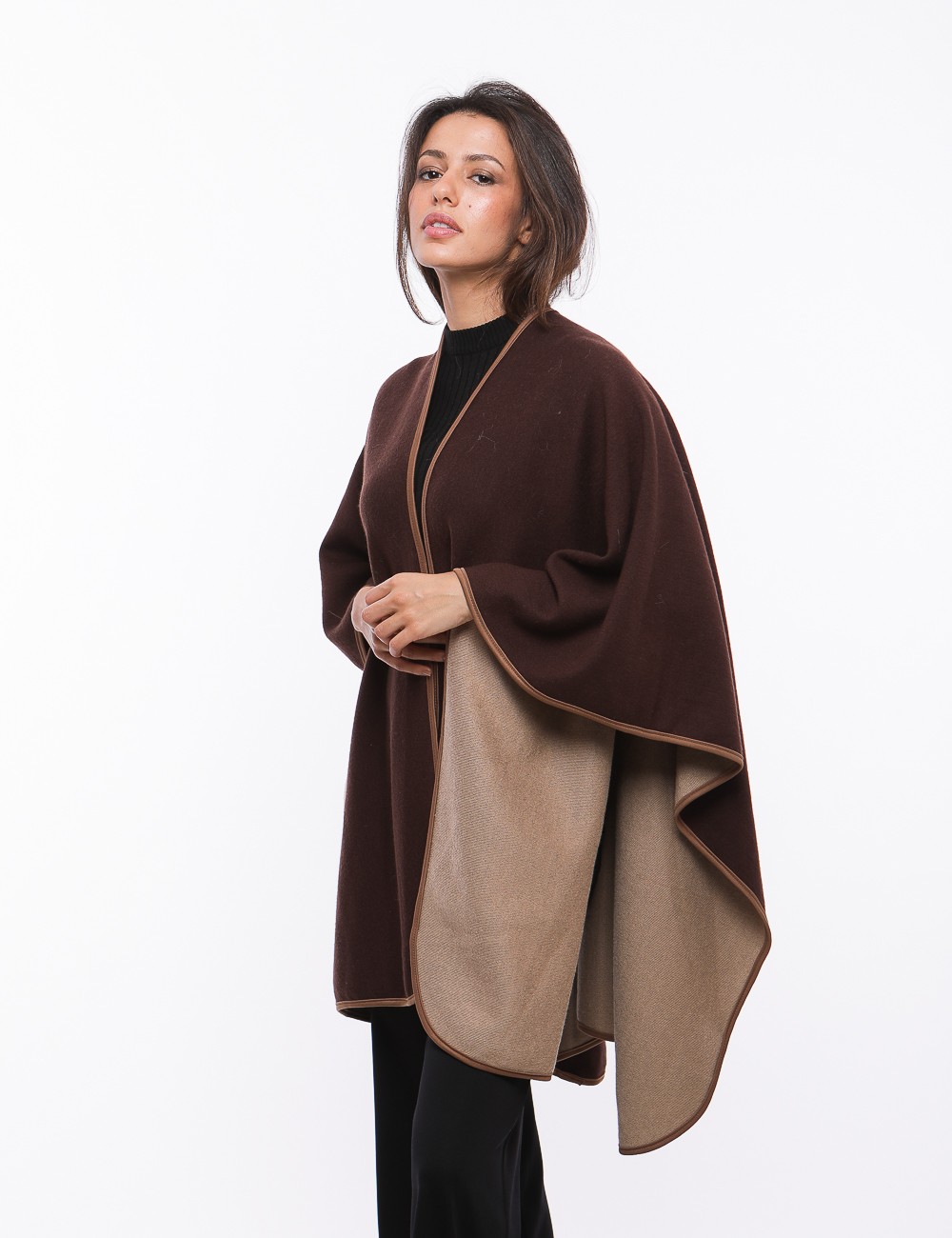 Cette image contient cape chez Joliesse. à 179,99 TND en Tunisie. L'hexa de l'arrière plan est #E7E7E7