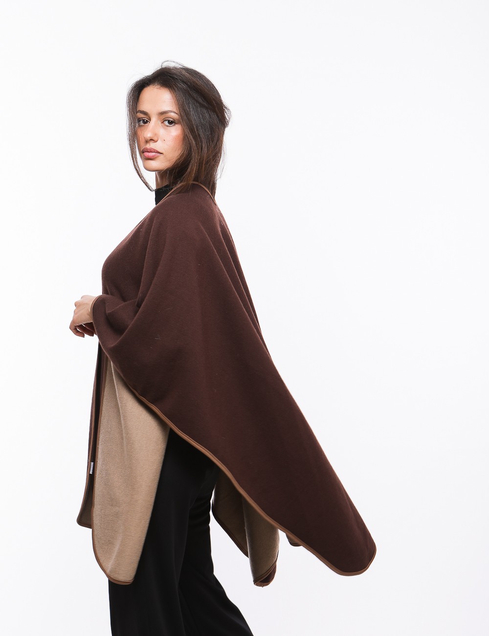 Cette image contient cape chez Joliesse. à 179,99 TND en Tunisie. L'hexa de l'arrière plan est #E7E7E7