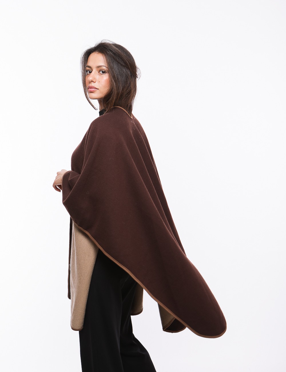 Cette image contient cape chez Joliesse. à 179,99 TND en Tunisie. L'hexa de l'arrière plan est #E7E7E7