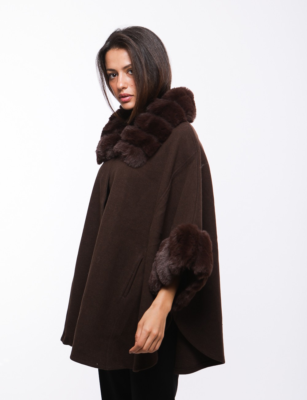 Cette image contient capee chez Joliesse. à 299,99 TND en Tunisie. L'hexa de l'arrière plan est #E7E7E7