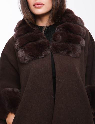 Cette image contient capee chez Joliesse. à 299,99 TND en Tunisie. L'hexa de l'arrière plan est #E7E7E7