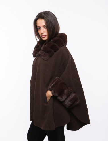 Cette image contient capee chez Joliesse. à 299,99 TND en Tunisie. L'hexa de l'arrière plan est #E7E7E7