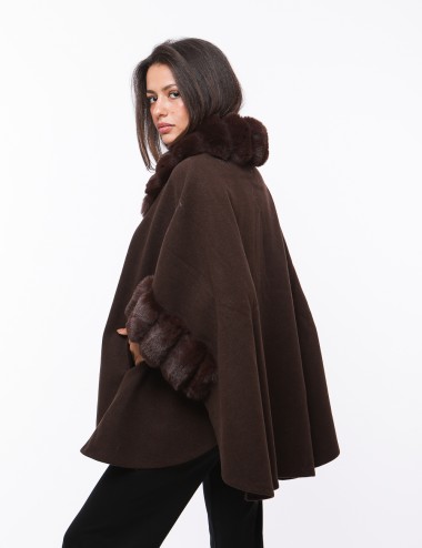 Cette image contient capee chez Joliesse. à 299,99 TND en Tunisie. L'hexa de l'arrière plan est #E7E7E7