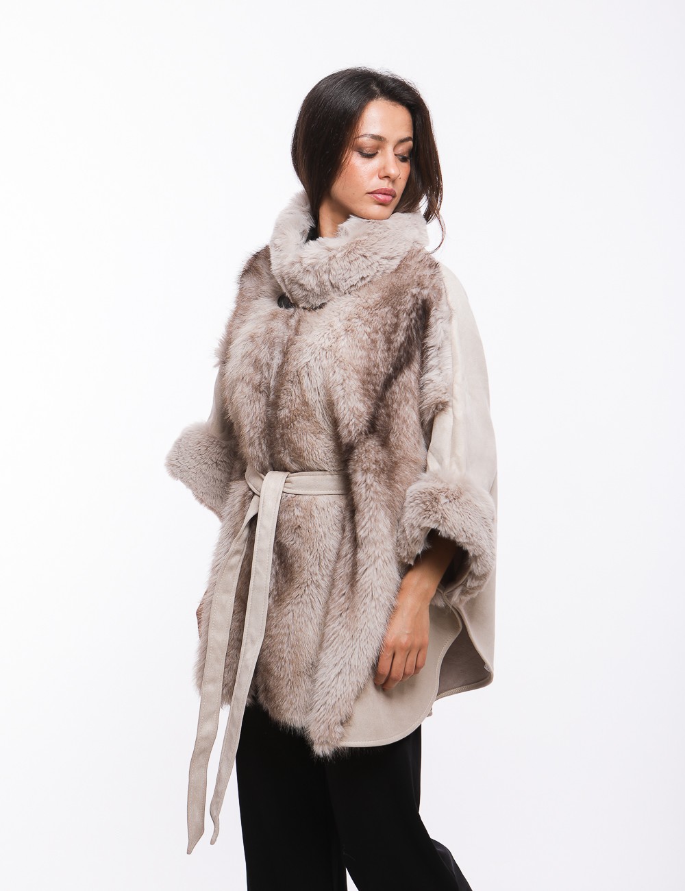 Cette image contient cape chez Joliesse. à 299,99 TND en Tunisie. L'hexa de l'arrière plan est #E7E7E7