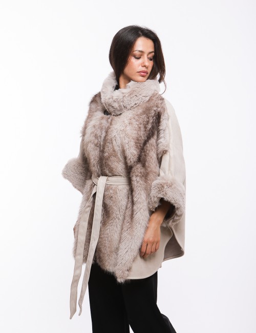 Cette image contient cape chez Joliesse. à 299,99 TND en Tunisie. L'hexa de l'arrière plan est #E7E7E7