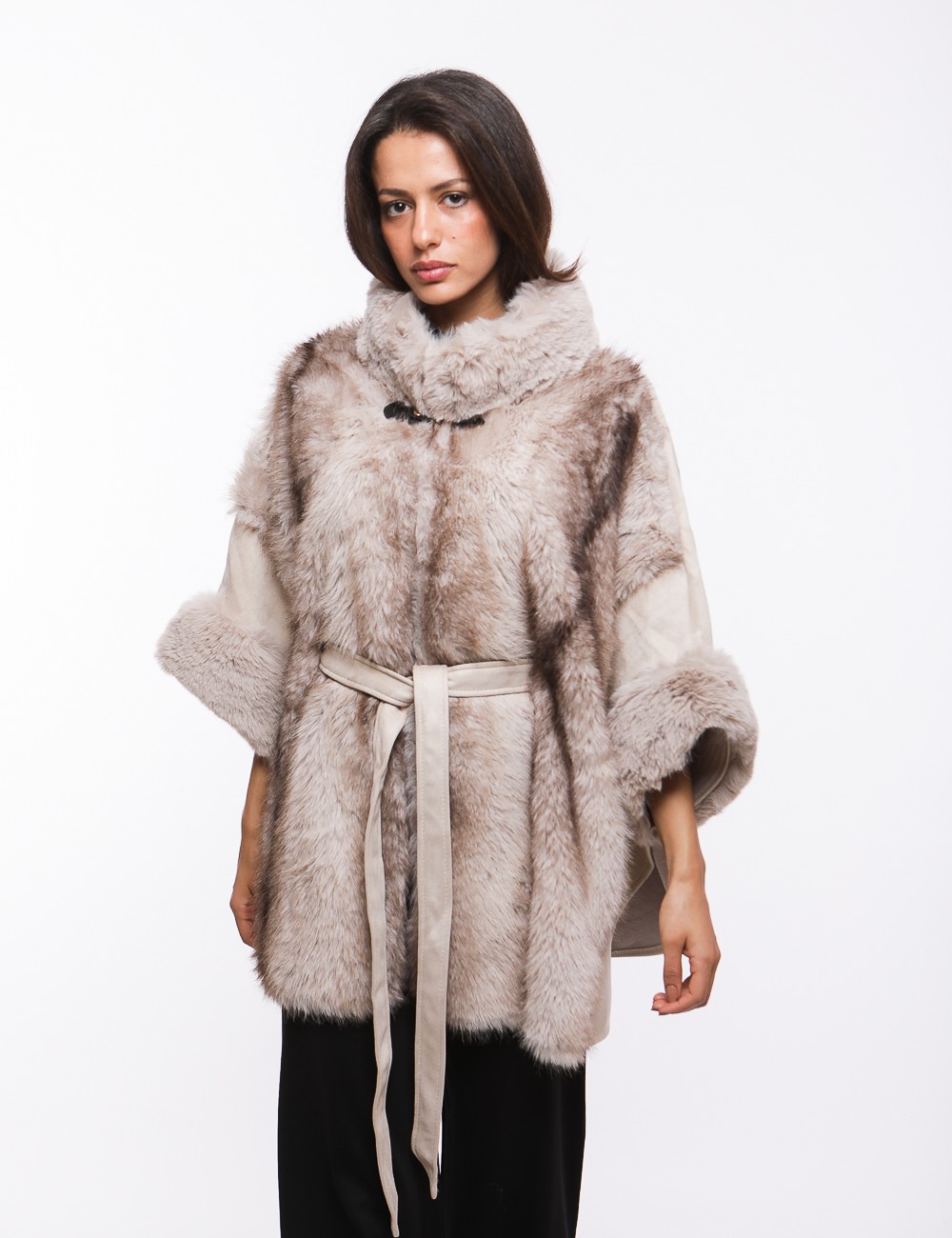 Cette image contient cape chez Joliesse. à 299,99 TND en Tunisie. L'hexa de l'arrière plan est #E7E7E7