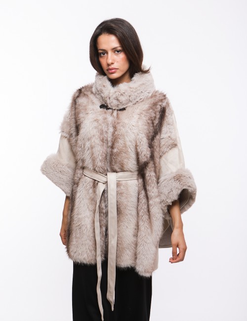 Cette image contient cape chez Joliesse. à 299,99 TND en Tunisie. L'hexa de l'arrière plan est #E7E7E7