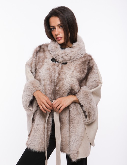 Cette image contient cape chez Joliesse. à 299,99 TND en Tunisie. L'hexa de l'arrière plan est #E7E7E7