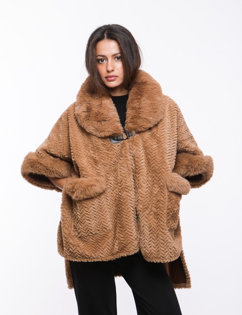 Cette image contient cape chez Joliesse. à 279,99 TND en Tunisie. L'hexa de l'arrière plan est #E7E7E7