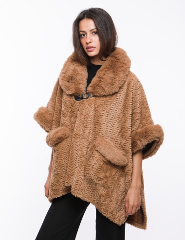 Cette image contient cape chez Joliesse. à 279,99 TND en Tunisie. L'hexa de l'arrière plan est #E7E7E7