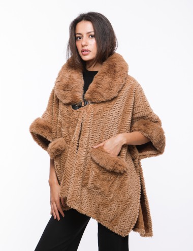 Cette image contient cape chez Joliesse. à 279,99 TND en Tunisie. L'hexa de l'arrière plan est #E7E7E7