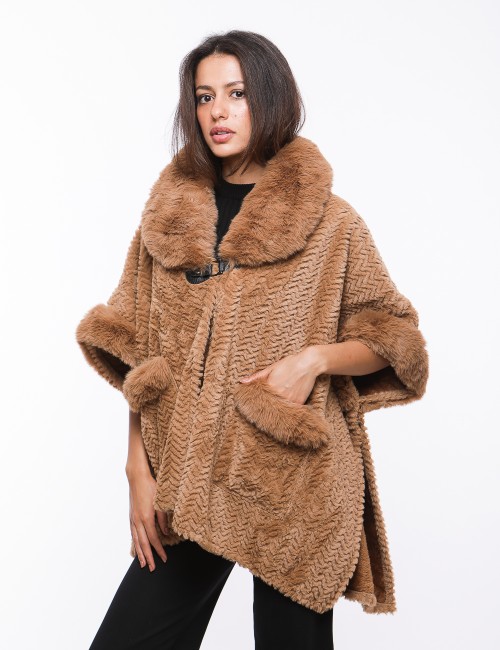 Cette image contient cape chez Joliesse. à 279,99 TND en Tunisie. L'hexa de l'arrière plan est #E7E7E7