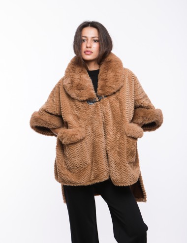 Cette image contient cape chez Joliesse. à 279,99 TND en Tunisie. L'hexa de l'arrière plan est #E7E7E7