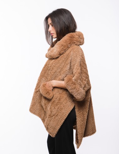 Cette image contient cape chez Joliesse. à 279,99 TND en Tunisie. L'hexa de l'arrière plan est #E7E7E7