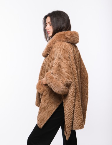 Cette image contient cape chez Joliesse. à 279,99 TND en Tunisie. L'hexa de l'arrière plan est #E7E7E7