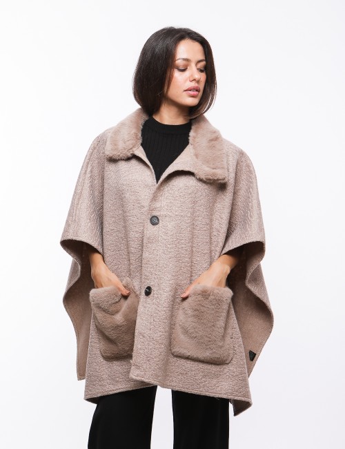 Cette image contient cape chez Joliesse. à 269,99 TND en Tunisie. L'hexa de l'arrière plan est #E7E7E7