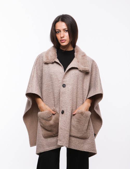 Cette image contient cape chez Joliesse. à 269,99 TND en Tunisie. L'hexa de l'arrière plan est #E7E7E7