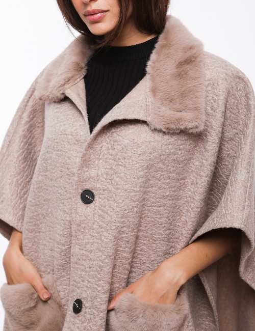 Cette image contient cape chez Joliesse. à 269,99 TND en Tunisie. L'hexa de l'arrière plan est #E7E7E7