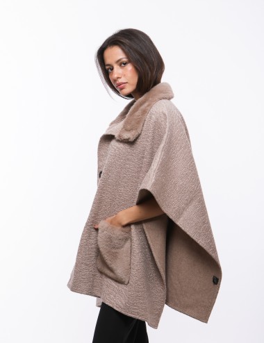 Cette image contient cape chez Joliesse. à 269,99 TND en Tunisie. L'hexa de l'arrière plan est #E7E7E7